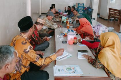 Para pengurus LP Ma'arif MWCNU Dukun bersama sejumlah Kepala Madrasah Ibtidaiyah menyelenggarakan Musyawarah Kerja untuk merencanakan program dan kegiatan di tahun 2025, Selasa (7/1/2025). Foto: dok LP Ma'arif MWCNU Dukun/NUGres