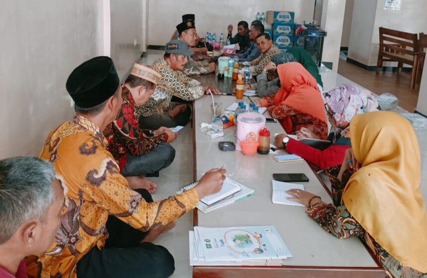 Para pengurus LP Ma'arif MWCNU Dukun bersama sejumlah Kepala Madrasah Ibtidaiyah menyelenggarakan Musyawarah Kerja untuk merencanakan program dan kegiatan di tahun 2025, Selasa (7/1/2025). Foto: dok LP Ma'arif MWCNU Dukun/NUGres