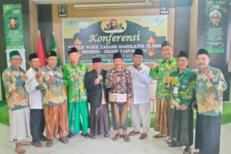 Rais Syuriyah MWCNU Benjeng KH Misbahuddin (tengah, jas hitam) dan Ketua Tanfidziyah MWCNU Benjeng KH Ali Maqsudi (tengah, batik coklat) mengabadikan momen bersama jajaran PCNU Gresik serta pengurus Ranting NU. Foto: ist/NUGres