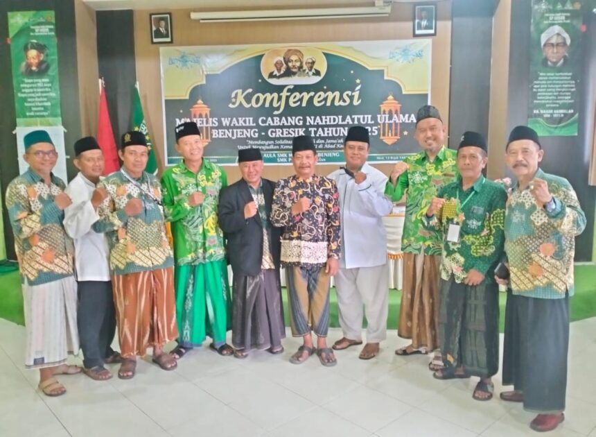 Rais Syuriyah MWCNU Benjeng KH Misbahuddin (tengah, jas hitam) dan Ketua Tanfidziyah MWCNU Benjeng KH Ali Maqsudi (tengah, batik coklat) mengabadikan momen bersama jajaran PCNU Gresik serta pengurus Ranting NU. Foto: ist/NUGres