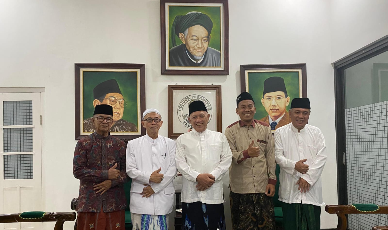 Pengurus MWCNU Dukun mengabadikan momen bersama KH Abdul Hakim Mahfudz Pengasuh Pondok Pesantren Tebuireng Jombang sekaligus Ketua PWNU Jatim. Foto: dok MWCNU Dukun/NUGres