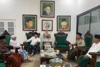 Jelang Hari lahir ke-102 Nahdlatul Ulama, sejumlah pengurus MWCNU Dukun Gresik sowan KH Abdul Hakim Mahfudz di Ndalem Kasepuhan Pondok Pesantren Tebuireng Jombang, Jumat (3/1/2025). Foto: dok MWCNU Dukun/NUGres