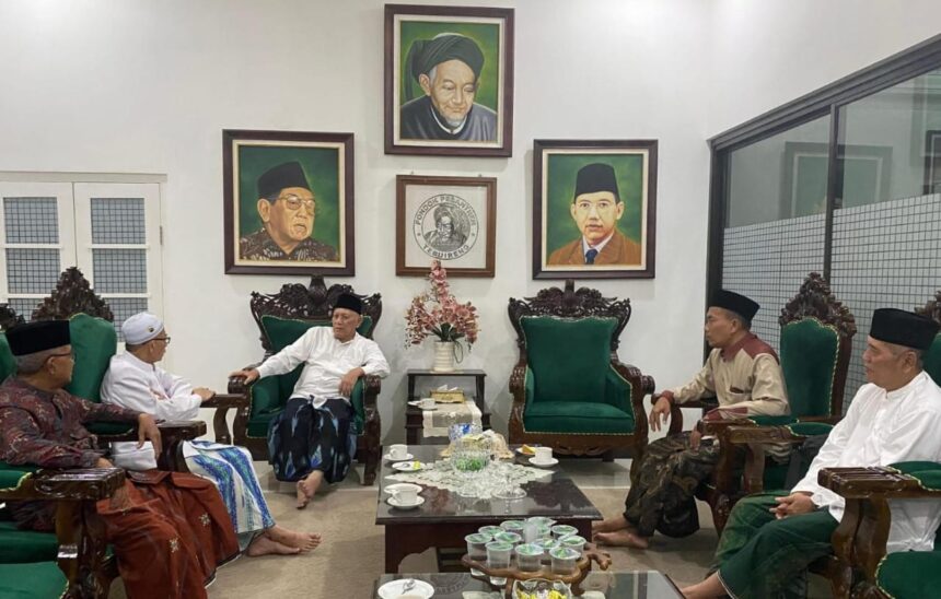 Jelang Hari lahir ke-102 Nahdlatul Ulama, sejumlah pengurus MWCNU Dukun Gresik sowan KH Abdul Hakim Mahfudz di Ndalem Kasepuhan Pondok Pesantren Tebuireng Jombang, Jumat (3/1/2025). Foto: dok MWCNU Dukun/NUGres