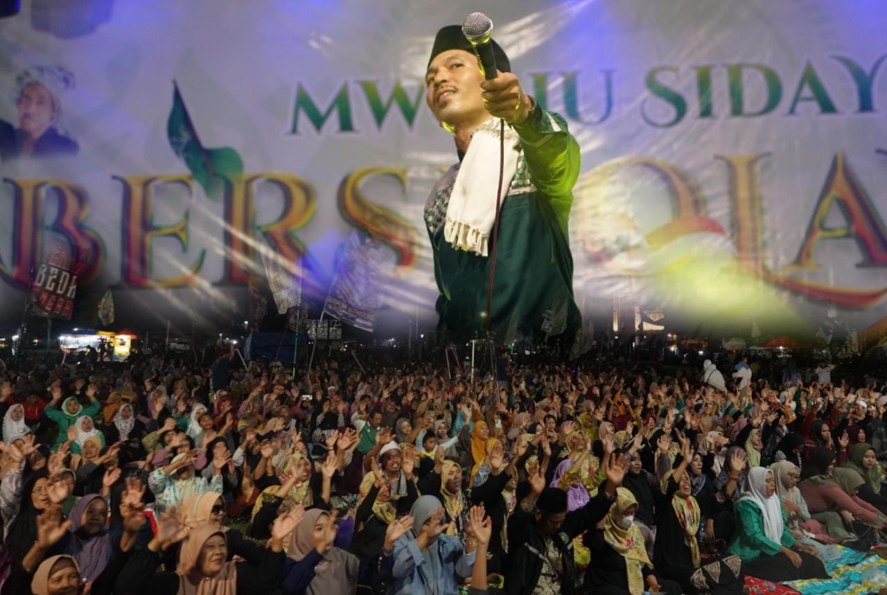 Lantunan sholawat menggema dalam acara MWCNU Sidayu Bersholawat dalam rangka memperingati Hari Lahir ke-102 Nahdlatul Ulama. Foto: dok MWCNU Sidayu/NUGres