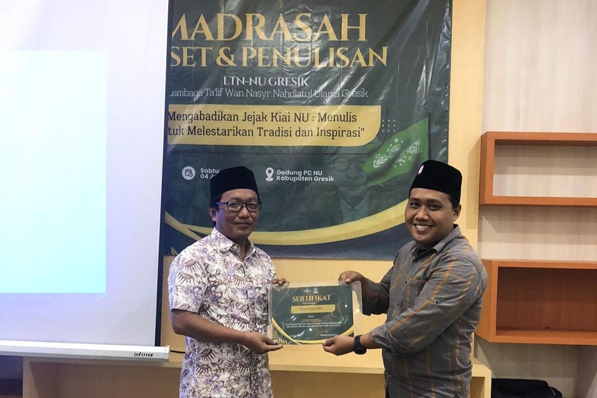 Narasumber Madrasah Riset dan Penulisan Biografi Kiai NU Gresik, Ahmad Zainuddin M.Fil.I., usai memaparkan materi dan motivasi penulisan sejarah. Foto: dok PC LTN NU Gresik/NUGres