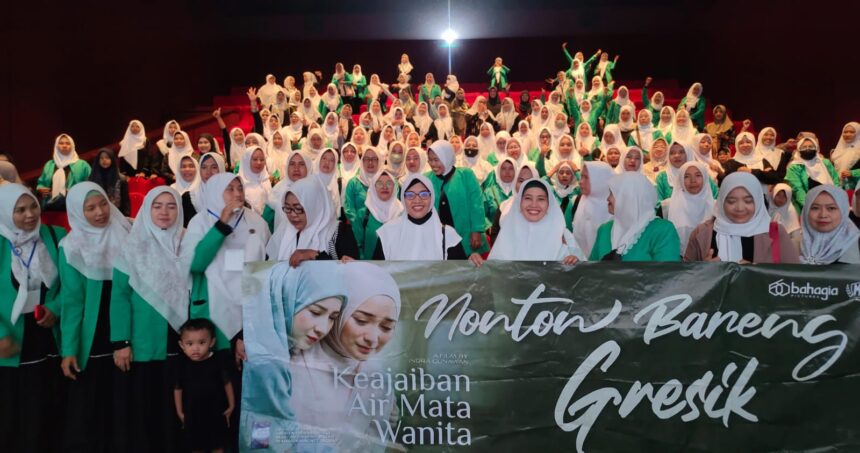 Ratusan anggota dari Pimpinan Anak Cabang (PAC) Fatayat NU Cerme menggelar nonton bareng film "Keajaiban Air Mata Wanita". Foto: dok PAC Fatayat NU Cerme/NUGres