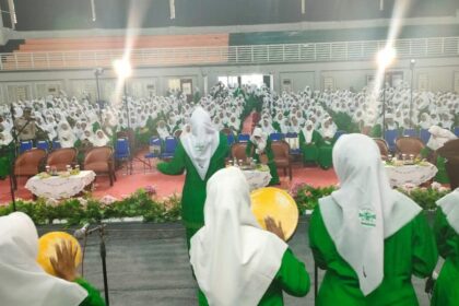 Ribuan pengurus Pimpinan Anak Cabang dan Pimpinan Ranting Muslimat NU se-kabupaten Gresik mengikuti kegiatan Pelantikan Bersama masa khidmat 2024 - 2029 yang digelar oleh Pimpinan Cabang Muslimat NU Gresik, Sabtu (4/1/2025). Foto: dok PC Muslimat NU Gresik/NUGres