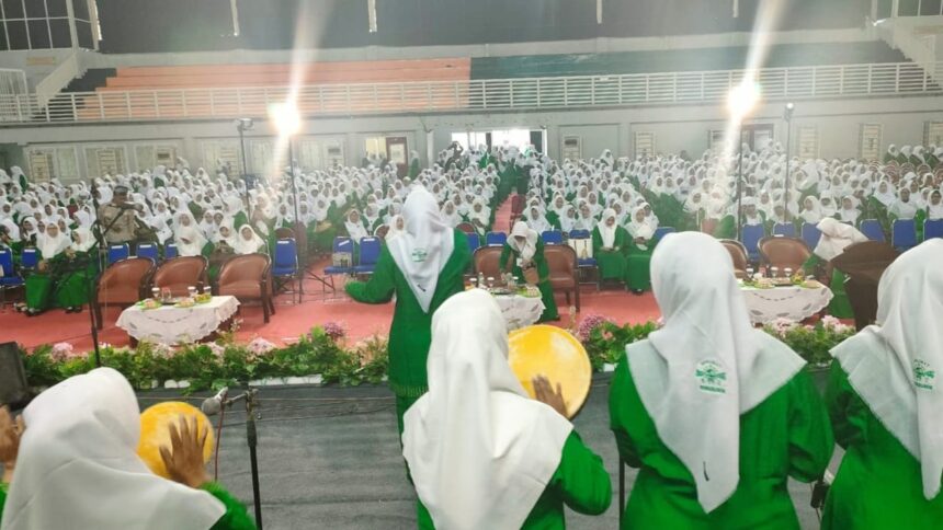 Ribuan pengurus Pimpinan Anak Cabang dan Pimpinan Ranting Muslimat NU se-kabupaten Gresik mengikuti kegiatan Pelantikan Bersama masa khidmat 2024 - 2029 yang digelar oleh Pimpinan Cabang Muslimat NU Gresik, Sabtu (4/1/2025). Foto: dok PC Muslimat NU Gresik/NUGres