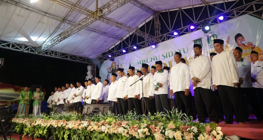 Sebanyak 31 Pengurus Ranting Nahdlatul Ulama (PRNU) se-Wakil Cabang NU Sidayu mengikuti Pelantikan Serentak pada Sabtu (18/1/2025) di sela acara MWCNU Sidayu Bersholawat. Foto: dok MWCNU Sidayu/NUGres