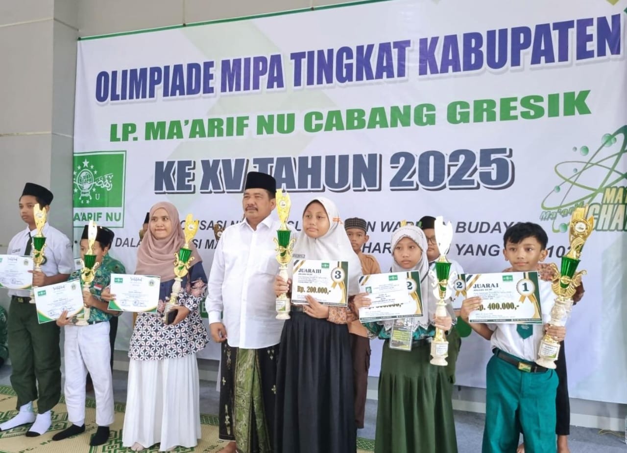 Penutupan dan penyerahan trofi juara Olimpiade MIPA ke-XV LP Ma'arif NU Gresik. Foto: dok PC LP Ma'arif NU Gresik/NUGres