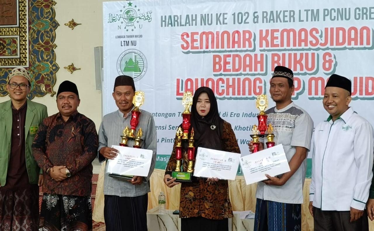 Pengumuman dan penyerahan trofi lomba video pembelajaran Sholat Bersanad. Foto: dok PC LTMNU Gresik/NUGres