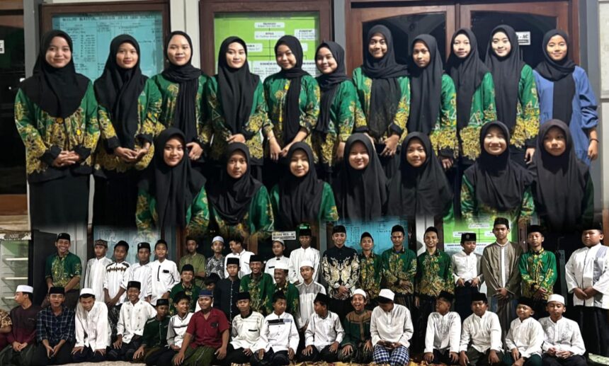 Pengurus dan anggota Pimpinan Ranting (PR) Ikatan Pelajar Nahdlatul Ulama (IPNU) dan Ikatan Pelajar Putri Nahdlatul Ulama Abar Abir, Bungah, Gresik. Foto: dok PR IPNU IPPNU Abar Abir/NUGres