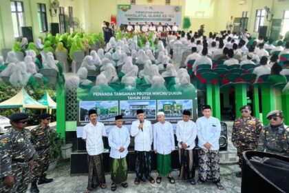 Puncak Peringatan Harlah NU Ke-102 oleh MWCNU Dukun Gresik dilaksanakan pada Ahad (26/1/2025), ditandai dengan Penandatanganan secara simbolis Proyek Pembangunan untuk Tahun 2025 oleh Ketua PWNU Jawa Timur, KH Abdul Hakim Mahfudz bersama Rais Syuriyah MWCNU Dukun serta Ketua Tanfidziyah MWCNU Dukun. Foto: dok MWCNU Dukun/NUGres