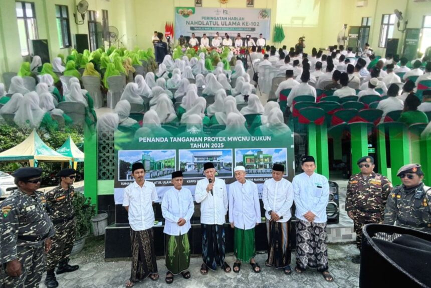 Puncak Peringatan Harlah NU Ke-102 oleh MWCNU Dukun Gresik dilaksanakan pada Ahad (26/1/2025), ditandai dengan Penandatanganan secara simbolis Proyek Pembangunan untuk Tahun 2025 oleh Ketua PWNU Jawa Timur, KH Abdul Hakim Mahfudz bersama Rais Syuriyah MWCNU Dukun serta Ketua Tanfidziyah MWCNU Dukun. Foto: dok MWCNU Dukun/NUGres