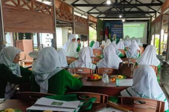 Puluhan pengurus Pimpinan Anak Cabang (PAC) Muslimat NU Panceng masa khidmat 2024 - 2029 dengan antusias mengikuti Rapat Kerja (Raker) ke-1, pada Ahad (19/1/2025). Foto: dok PAC Muslimat NU Panceng/NUGres