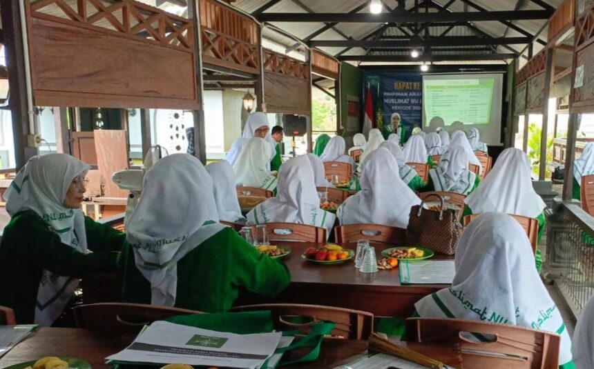 Puluhan pengurus Pimpinan Anak Cabang (PAC) Muslimat NU Panceng masa khidmat 2024 - 2029 dengan antusias mengikuti Rapat Kerja (Raker) ke-1, pada Ahad (19/1/2025). Foto: dok PAC Muslimat NU Panceng/NUGres