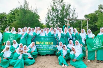 Puluhan anggota Pimpinan Ranting (PR) Fatayat NU Lowayu, mengabadikan momen dengan berfoto bersama setelah sukses melaksanakan Rapar kerja (Raker) ke-1 di masa khidmat 2024 - 2027, Kamis (16/1/2025). Foto: dok PR Fatayat NU Lowayu/NUGres