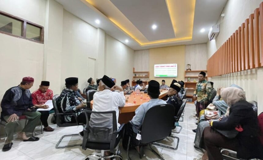 Rapat koordinasi digelar oleh Panitia Acara Puncak Hari Lahir (Harlah) ke-102 NU oleh PCNU Gresik, Jumat (24/1/2024). Foto: Lora Hilal/NUGres