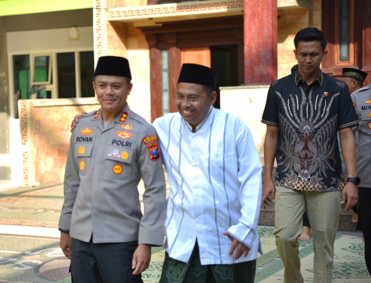 SINERGI. Kapolres Gresik AKBP Rovan Richard Mahenu dan Ketua PCNU Gresik Dr KH Mulyadi bekomitmen untuk merajut kerja sama dalam menjaga stabilitas sosial di Kabupaten Gresik. Foto: ist/NUGres