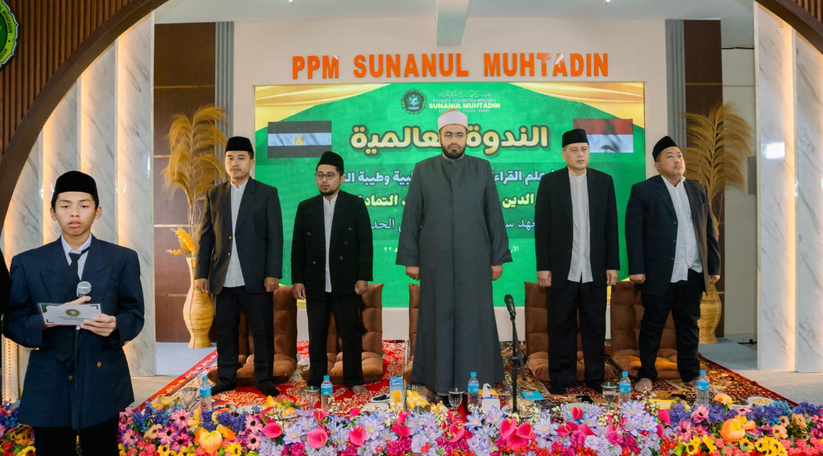 Momen istimewa ini dimanfaatkan Keluarga besar Pondok Pesantren Modern Sunanul Muhtadin untuk menimba ilmu Al Qur'an secara langsung kepada Syeikh Nashiruddin 'Isham At- Tamadi. Foto: dok PPM Sunanul Muhtadin/NUGres