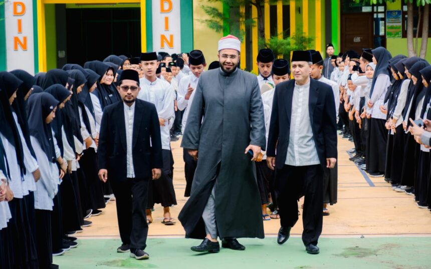 Pondok Pesantren Modern Sunanul Muhtadin, Sidayu Gresik Jawa Timur, kedatangan tamu istimewa Syeikh Nashiruddin Isham At Tamady, salah satu pakar Qiroah dunia. Foto: dok PPM Sunanul Muhtadin/NUGres