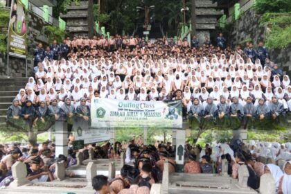 Ratusan siswa didampingi guru SMP YPI Darussalam 1 Cerme mengikuti kegiatan outing class dengan Safari Ziarah makam Waliyullah dan Muassis NU di Kabupaten Gresik. Foto: dok SMP YPI Darusalam 1 Cerme/NUGres