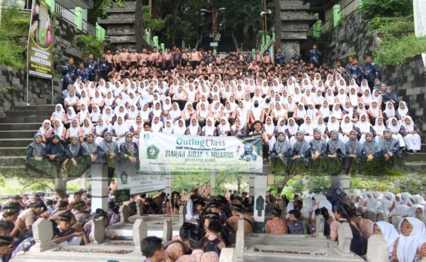 Ratusan siswa didampingi guru SMP YPI Darussalam 1 Cerme mengikuti kegiatan outing class dengan Safari Ziarah makam Waliyullah dan Muassis NU di Kabupaten Gresik. Foto: dok SMP YPI Darusalam 1 Cerme/NUGres