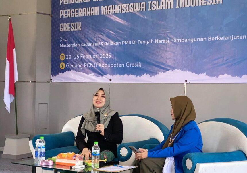 Anggota DPD RI, Dr. Lia Istifhama menyampaikan materi dan motivasi di forum Pelatihan Kader Lanjut (PKL) ke-VI yang diselenggarakan oleh PC PMII Gresik, Ahad (23/2/2025). Foto: dok PC PMII Gresik/NUGres