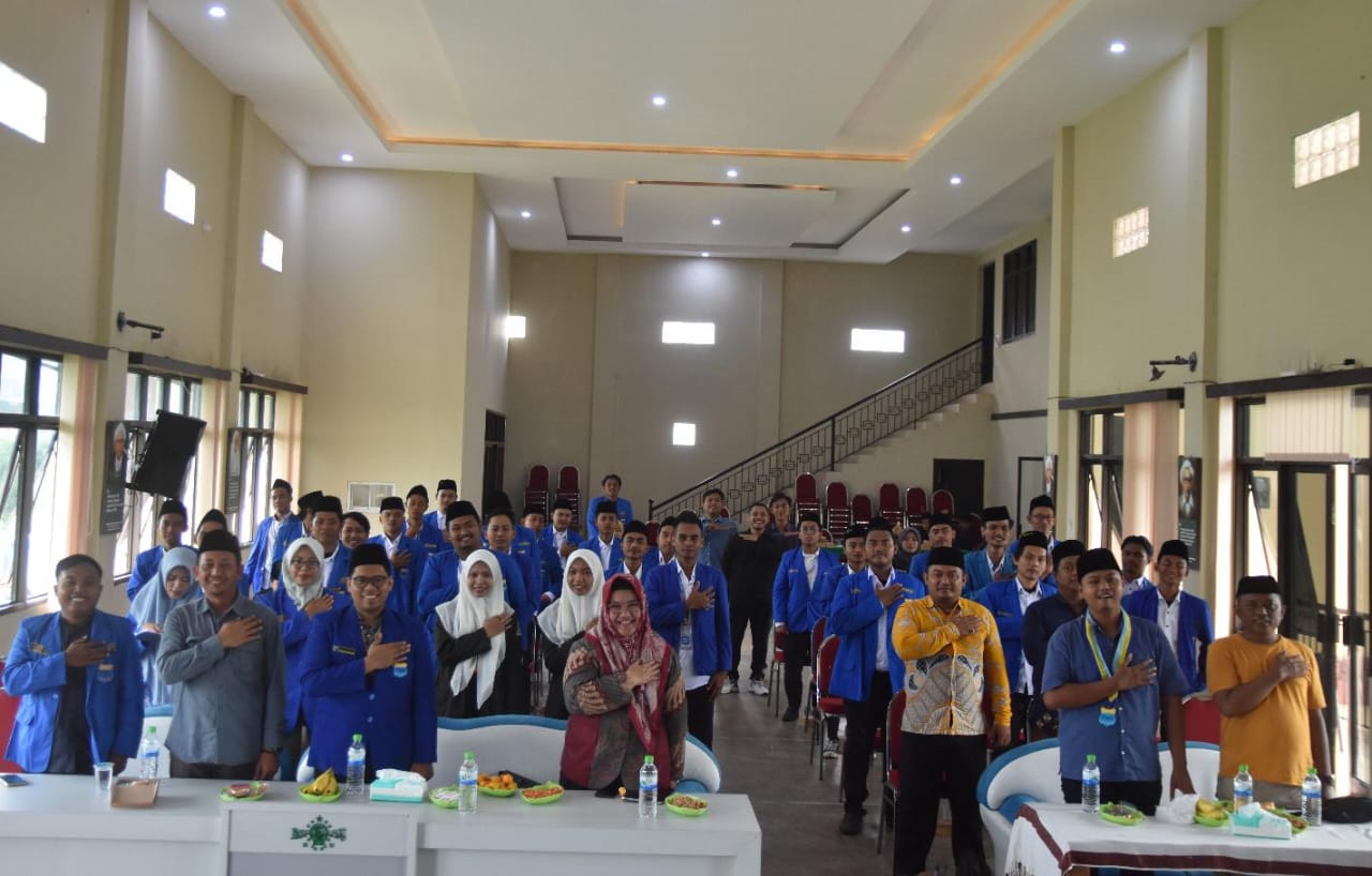 Peserta PKL VI PC PMII Gresik mengabdikan momen bersama dengan dr Aminatun Habibah. Foto: dok PC PMII Gresik/NUGres