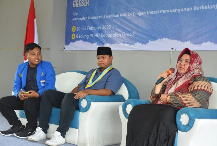 Stadium General Pengurus Cabang (PC) PMII Gresik bersama Ketua IKA PMII Gresik, dr Aminatun Habibah. Foto: dok PC PMII Gresik/NUGres