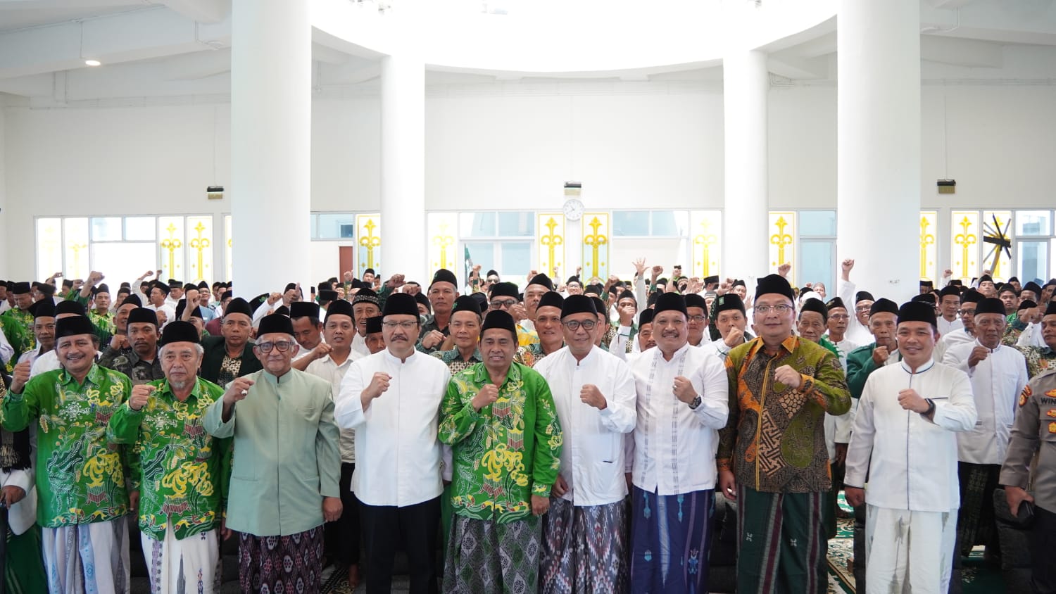 Ratusan Pengurus NU di Kabupaten Gresik mengabadikan momen bersama Mensos RI sekaligus Sekjen PBNU, KH Saifullah Yusuf. Foto: Jalil/NUGres