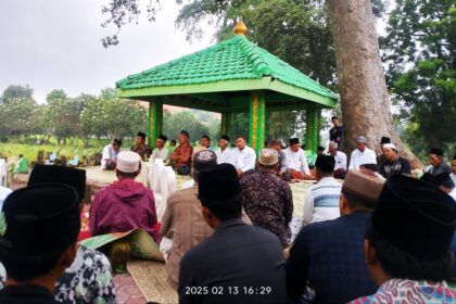 Warga NU Ranting Petung berziarah dan doa bersama di ke makbarah desa, menjadi salah satu rangkaian acara Haul akbar sesepuh desa serta tradisi sedekahan pada Kamis (13/2/2025). Foto: dok PRNU Petung/NUGres