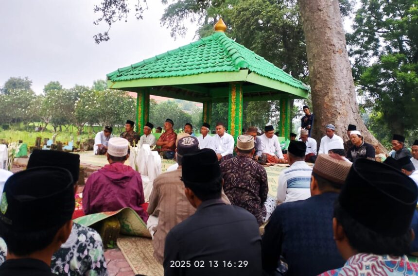 Warga NU Ranting Petung berziarah dan doa bersama di ke makbarah desa, menjadi salah satu rangkaian acara Haul akbar sesepuh desa serta tradisi sedekahan pada Kamis (13/2/2025). Foto: dok PRNU Petung/NUGres