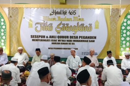 Warga Desa Peganden Kecamatan Manyar, Gresik, melaksanakan Haul ke-465 Raden Mas Joko Soengkono, para Sesepuh dan Ahli Kubur sekaligus memperingati Isra' Mi'raj Nabi Muhammad SAW 1446 H dan Hari Lahir ke-65 Ikatan Seni Hadrah Indonesia Nahdlatul Ulama (ISHARI NU), pada Jumat (7/2/2025). Foto: dok Panitia/NUGres