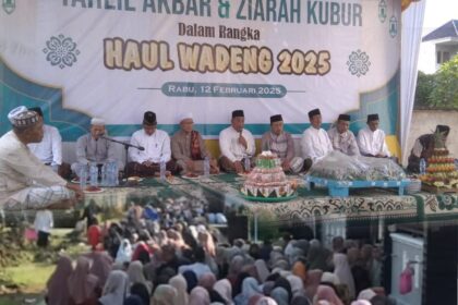 Ribuan warga masyarakat Desa Wadeng Kecamatan Sidayu Gresik pada Rabu (12/2/2025), mengikuti doa dan ziarah kubur sesepuh dan orang tua serta kerabat dalam rangkaian Haul Desa Wadeng tahun 2025. Foto: dok Kompasdewa/NUGres