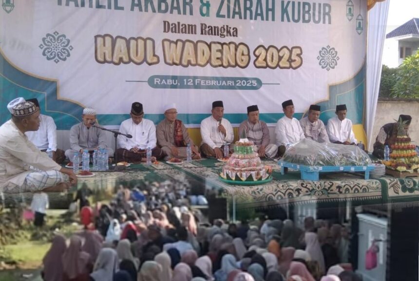 Ribuan warga masyarakat Desa Wadeng Kecamatan Sidayu Gresik pada Rabu (12/2/2025), mengikuti doa dan ziarah kubur sesepuh dan orang tua serta kerabat dalam rangkaian Haul Desa Wadeng tahun 2025. Foto: dok Kompasdewa/NUGres