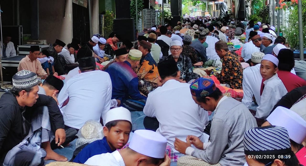 Ribuan warga nampak khidmat mengikuti Tahlil akbar dan pengajian umum dalam Haul ke-465 Raden Mas Joko Soengkono, para sesepuh dan ahli kubur desa setempat. Foto: dok Panitia Haul/NUGres