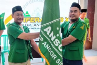 H. M. Alaika Nasrullah (kanan) ditetapkan sebagai Ketua PAC GP Ansor Sidayu masa khidmat 2025 - 2028 pada Konferancab XIV pada Ahad (16/2/2025) kemarin. Foto: dok PAC GP Ansor Sidayu/NUGres