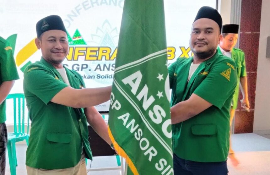 H. M. Alaika Nasrullah (kanan) ditetapkan sebagai Ketua PAC GP Ansor Sidayu masa khidmat 2025 - 2028 pada Konferancab XIV pada Ahad (16/2/2025) kemarin. Foto: dok PAC GP Ansor Sidayu/NUGres