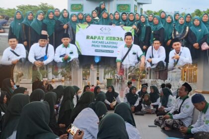 Menyambut hadirnya bulan suci Ramadan 1446 Hijriah, pengurus dan Srikandi NU-Care Lazisnu PRNU Tebuwung Gresik melaksanakan ziarah makbarah Muassis NU sekaligus Rapat Kerja. Foto: dok Lazisnu PRNU Tebuwung/NUGres