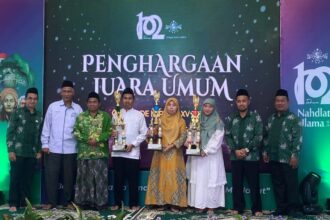 Penyerahan penghargaan Juara Umum Olimpiade MIPA LP Ma’arif NU Gresik di Panggung Harlah ke-102 Nahdlatul Ulama yang diselenggarakan PCNU Gresik. Foto: dok LP Ma'arif NU Gresik/NUGres