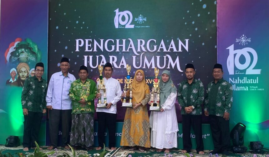 Penyerahan penghargaan Juara Umum Olimpiade MIPA LP Ma’arif NU Gresik di Panggung Harlah ke-102 Nahdlatul Ulama yang diselenggarakan PCNU Gresik. Foto: dok LP Ma'arif NU Gresik/NUGres