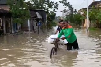 Sungai Kali Lamong Meluap, LPBI SER NU Gresik bererak cepat terjunkan anggotanya bantu warga, Selasa (25/2/2025) pagi. Foto: dok LPBI SER NU Balongpanggang/NUGres