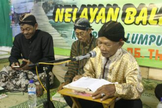 Mbah Mat Kauli saat menembangkan Macapat khas Gresikan dalam momen peringatan Haul Mbah Sindujoyo tahun 2016 silam. Foto: dok Chidir/NUGres