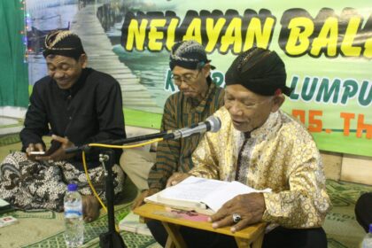 Mbah Mat Kauli saat menembangkan Macapat khas Gresikan dalam momen peringatan Haul Mbah Sindujoyo tahun 2016 silam. Foto: dok Chidir/NUGres