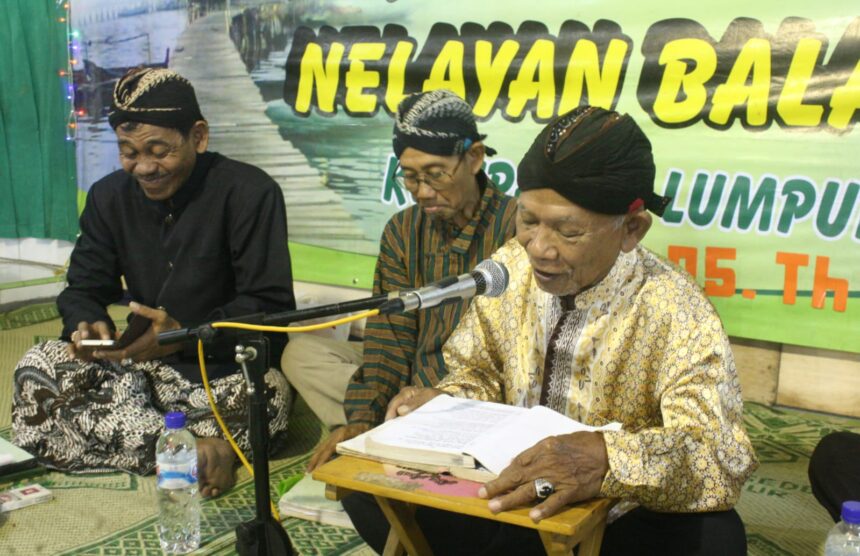 Mbah Mat Kauli saat menembangkan Macapat khas Gresikan dalam momen peringatan Haul Mbah Sindujoyo tahun 2016 silam. Foto: dok Chidir/NUGres