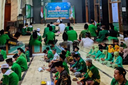 upaya mempererat sinergi antar badan otonom (Banom) di lingkungan Nahdlatul Ulama, Pimpinan Anak Cabang (PAC) GP Ansor Kedamean turut mengajak IPNU IPPNU serta Fatayat NU dalam Majlis Dzikir dan Sholawat Rijalul Ansor (MDS RA), Ahad (2/2/2025) malam. Foto: dok PAC GP Ansor Kedamean/NUGres