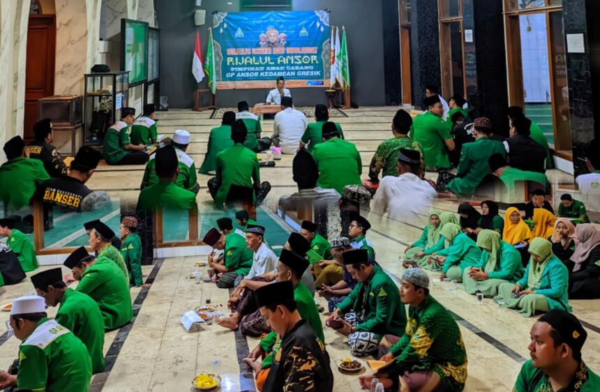 upaya mempererat sinergi antar badan otonom (Banom) di lingkungan Nahdlatul Ulama, Pimpinan Anak Cabang (PAC) GP Ansor Kedamean turut mengajak IPNU IPPNU serta Fatayat NU dalam Majlis Dzikir dan Sholawat Rijalul Ansor (MDS RA), Ahad (2/2/2025) malam. Foto: dok PAC GP Ansor Kedamean/NUGres