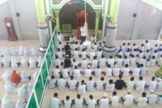 Ratusan murid, wali murid, dan dewan guru di Yayasan Pondok Pesantren (YPP) Al Karimi Tebuwung Dukun Gresik khidmat mengikuti istighosah dan doa bersama, Ahad (16/2/2025), menjelang ujian kelulusan. Foto: dok YPP AL Karimi Tebuwung/NUGres