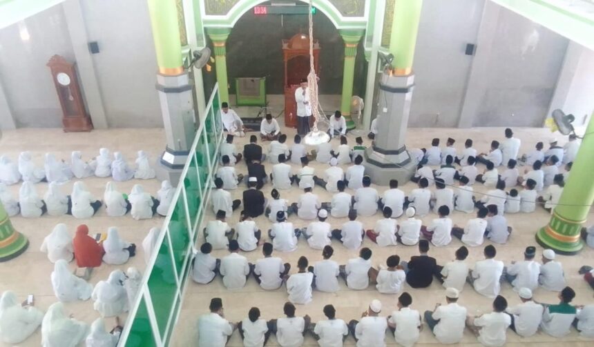 Ratusan murid, wali murid, dan dewan guru di Yayasan Pondok Pesantren (YPP) Al Karimi Tebuwung Dukun Gresik khidmat mengikuti istighosah dan doa bersama, Ahad (16/2/2025), menjelang ujian kelulusan. Foto: dok YPP AL Karimi Tebuwung/NUGres